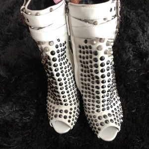 Authentic Giuseppe Zanoti’s OFFERS WELCOME❤️